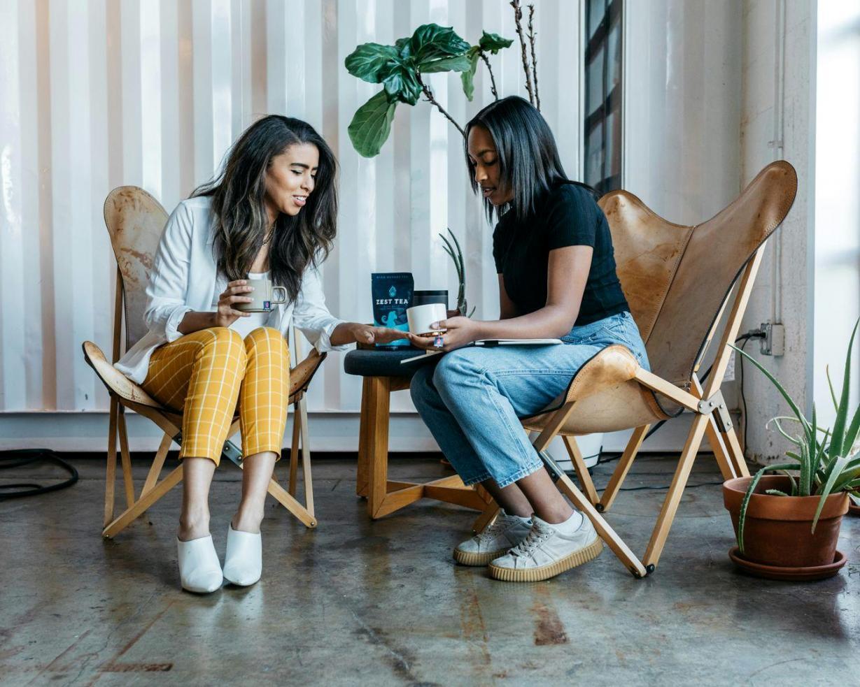 Profesionales trabajando en modelado financiero